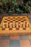 Jeu d’échecs russe en bois avec échiquier-coffret sculpté – Roi de 8,5 cm (très bon état)
