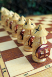 Jeu d’échecs russe en bois avec échiquier-coffret sculpté – Roi de 8,5 cm (très bon état)