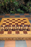 Jeu d’échecs russe en bois avec échiquier-coffret sculpté – Roi de 8,5 cm (très bon état)