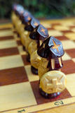 Jeu d’échecs russe en bois avec échiquier-coffret sculpté – Roi de 8,5 cm (très bon état)