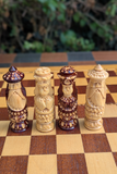 Jeu d’échecs russe en bois avec échiquier-coffret sculpté – Roi de 8,5 cm (très bon état)