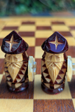 Jeu d’échecs russe en bois avec échiquier-coffret sculpté – Roi de 8,5 cm (très bon état)