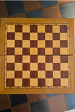 Jeu d’échecs russe en bois avec échiquier-coffret sculpté – Roi de 8,5 cm (très bon état)