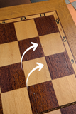 Jeu d’échecs russe en bois avec échiquier-coffret sculpté – Roi de 8,5 cm (très bon état)