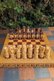 Jeu d’échecs russe en bois avec échiquier-coffret sculpté – Roi de 8,5 cm (très bon état)