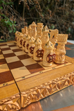 Jeu d’échecs russe en bois avec échiquier-coffret sculpté – Roi de 8,5 cm (très bon état)