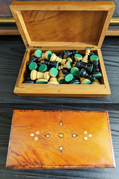 Pièces d'échecs en bois laqué avec boîte marquetée (Roi de 7 cm)