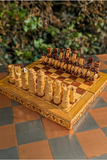 Jeu d’échecs russe en bois avec échiquier-coffret sculpté – Roi de 8,5 cm (très bon état)