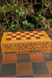 Jeu d’échecs russe en bois avec échiquier-coffret sculpté – Roi de 8,5 cm (très bon état)