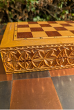 Jeu d’échecs russe en bois avec échiquier-coffret sculpté – Roi de 8,5 cm (très bon état)