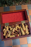 Jeu d’échecs russe en bois avec échiquier-coffret sculpté – Roi de 8,5 cm (très bon état)