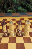 Jeu d’échecs russe en bois avec échiquier-coffret sculpté – Roi de 8,5 cm (très bon état)