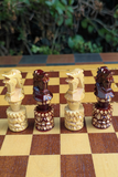 Jeu d’échecs russe en bois avec échiquier-coffret sculpté – Roi de 8,5 cm (très bon état)
