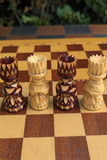 Jeu d’échecs russe en bois avec échiquier-coffret sculpté – Roi de 8,5 cm (très bon état)
