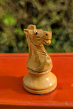 Ancien jeu d’échecs en buis – Roi 9 cm – Cavaliers sculptés aux yeux de verre (très bon état)