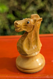 Ancien jeu d’échecs en buis – Roi 9 cm – Cavaliers sculptés aux yeux de verre (très bon état)