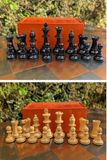 Ancien jeu d’échecs en buis – Roi 9 cm – Cavaliers sculptés aux yeux de verre (très bon état)
