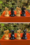 Ancien jeu d’échecs en buis – Roi 9 cm – Cavaliers sculptés aux yeux de verre (très bon état)