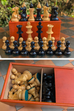Ancien jeu d’échecs en buis – Roi 9 cm – Cavaliers sculptés aux yeux de verre (très bon état)