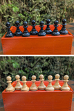 Ancien jeu d’échecs en buis – Roi 9 cm – Cavaliers sculptés aux yeux de verre (très bon état)