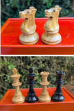 Ancien jeu d’échecs en buis – Roi 9 cm – Cavaliers sculptés aux yeux de verre (très bon état)