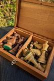 Jeu d’échecs Lardy années 1970 avec Cavaliers aux yeux incrustés  – Roi de 8,5 cm (très bon état)