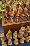 Jeu d’échecs Lardy années 1970 avec Cavaliers aux yeux incrustés  – Roi de 8,5 cm (très bon état)